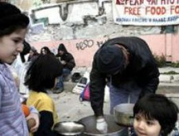 Atina'da yardım kuyruğu Atina'da yardım kuyruğu